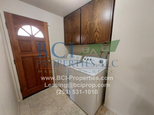 Building Photo - Beautiful 4 Bedroom/ 3 Bath Home close to Sunnyside Beach Park/ JBLM/ Fort Steilacoom!