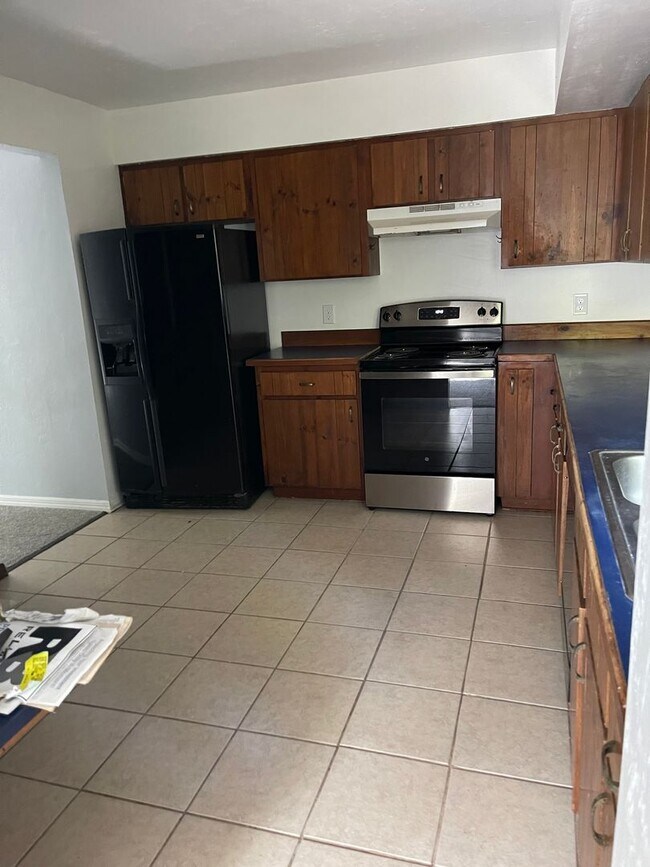 Building Photo - Spacious 2/2 with 2 Car Garage and W/D Hoo...