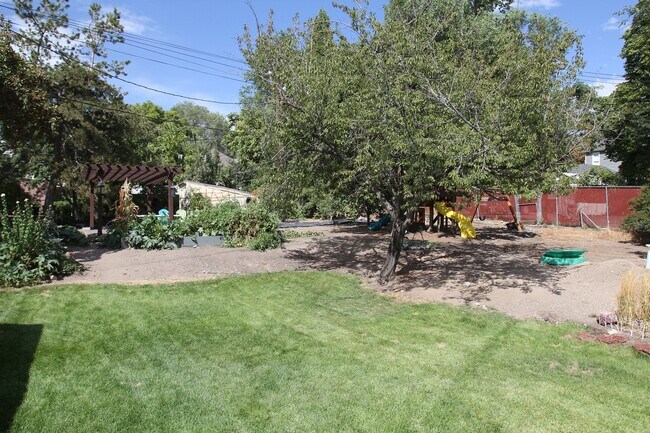 Building Photo - Beautiful Large Home in the Avenues