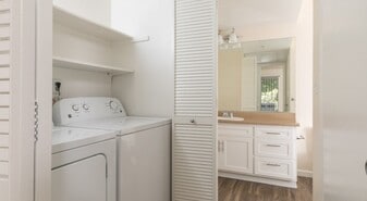 Building Photo - Capitol View Apartments