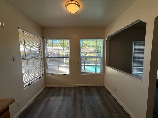 Building Photo - Cozy 2 bedroom 1 bathroom with pool!