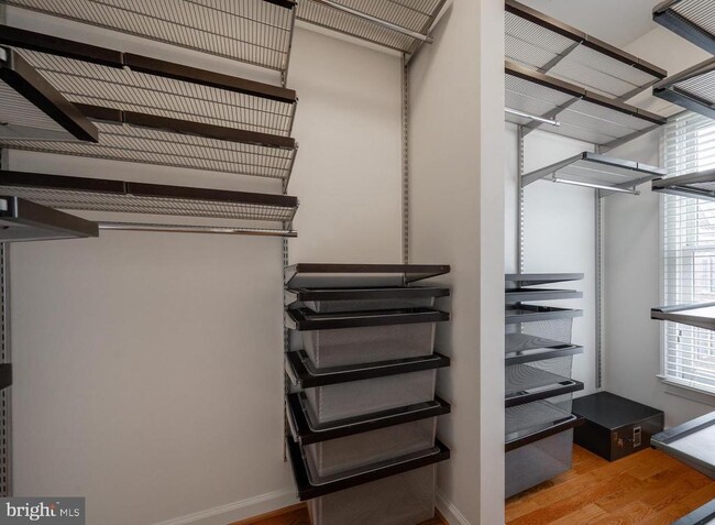 Building Photo - 420 Cook St