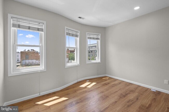 Building Photo - 1305 Light St