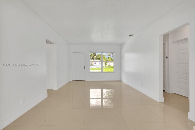 Building Photo - 1468 NE 118th St