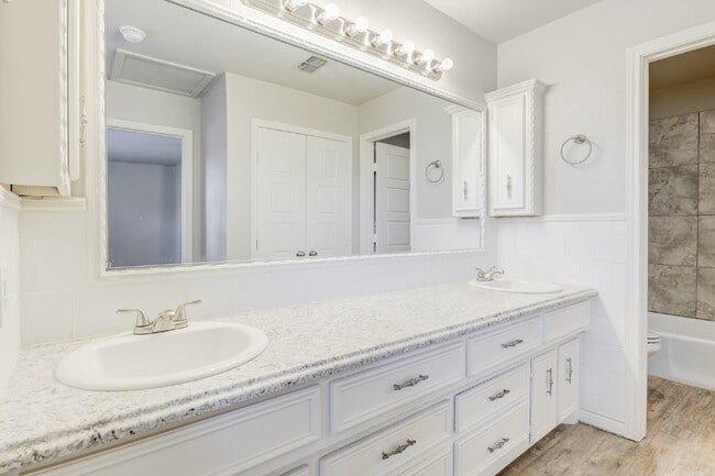 Building Photo - Two Story, 2 Bed / 1.5 Bath Duplex with Mo...