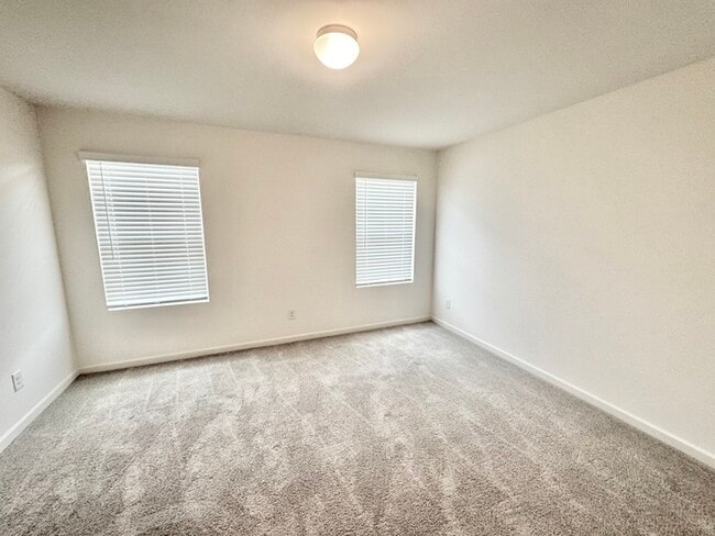 Building Photo - Three bedroom 2.5 bath townhome