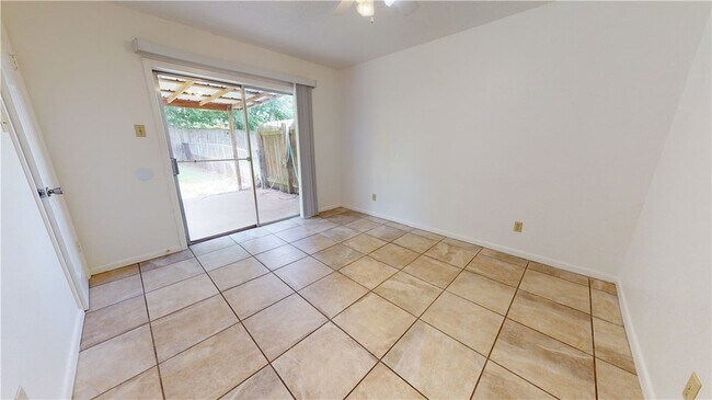 Building Photo - 809 Llano Pl