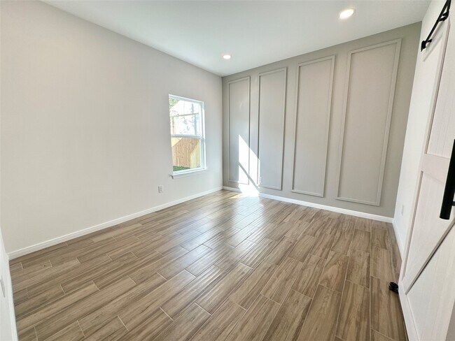 Building Photo - 11561 Persimmon St