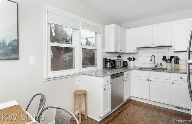 Building Photo - 3340 Edgeworth St