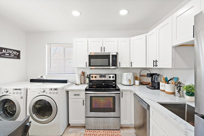 Building Photo - 2302 W Colter St