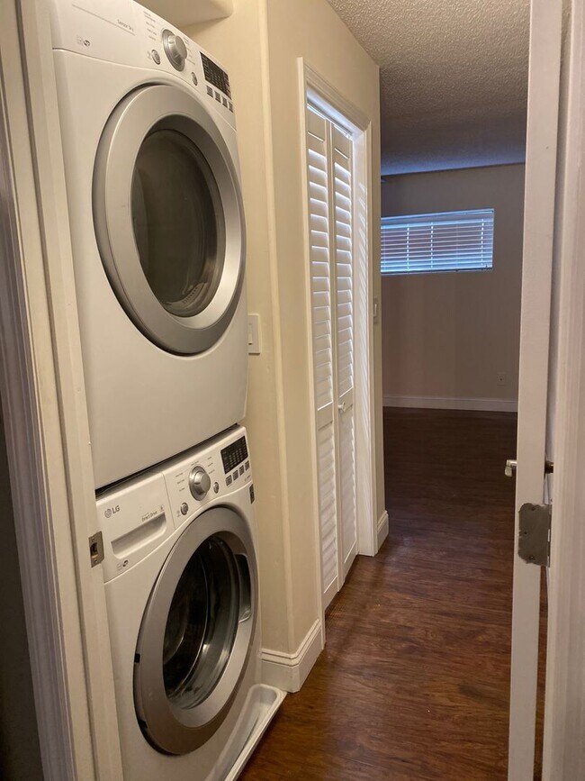 Building Photo - 1BR Condo | In-Unit Laundry, City Views, Walk to UTK