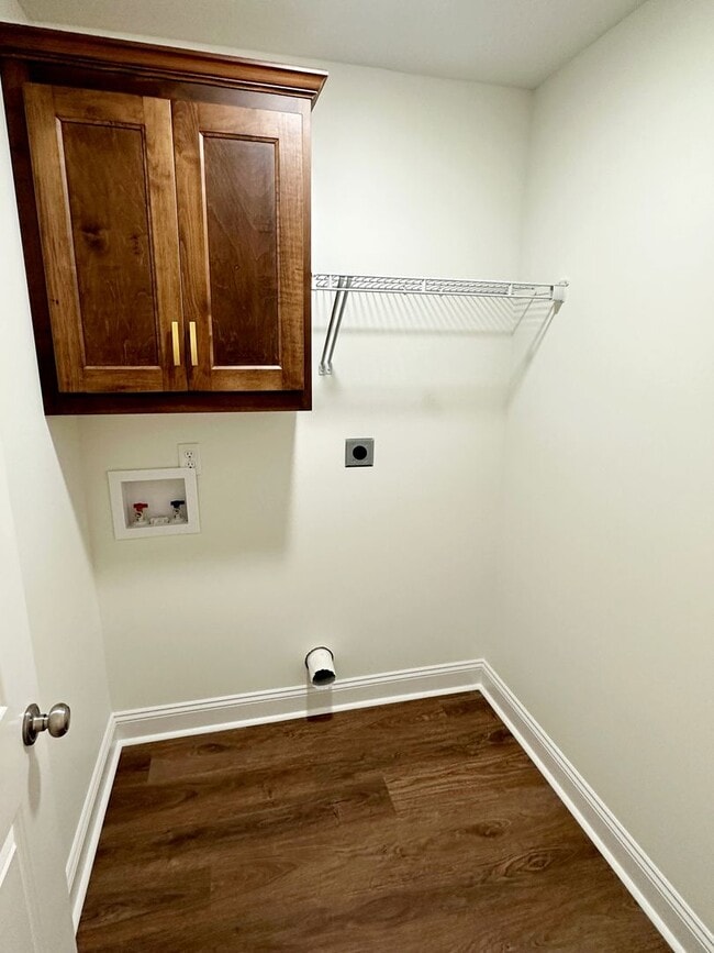 Building Photo - Stunning 4-Bedroom Home with Open Floor Plan & Fenced Backyard!