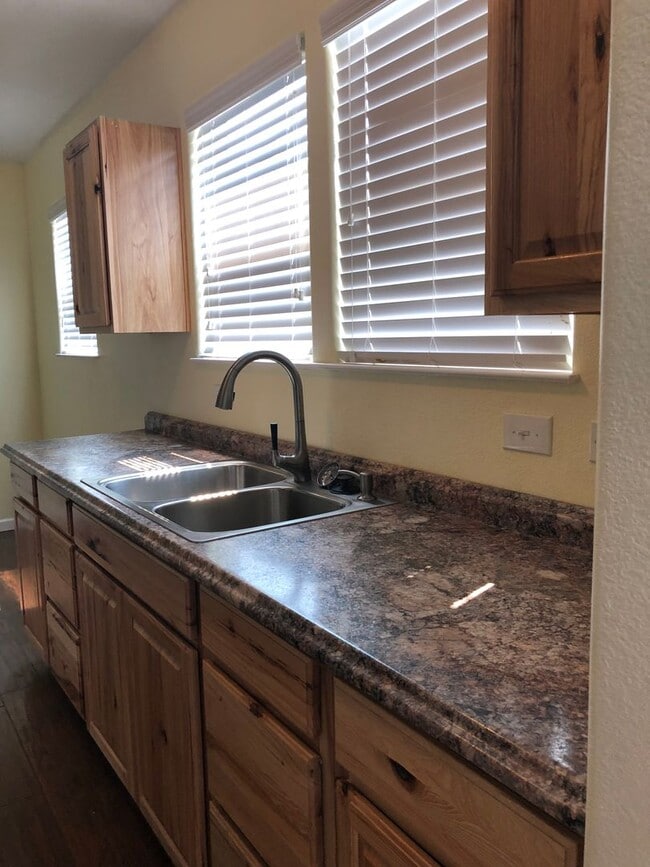 Building Photo - Charming 1 Bedroom Home With Yard