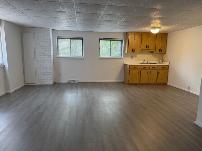 Building Photo - 303 Vincennes Ave
