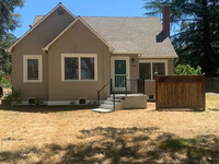 Building Photo - Classic 3 Bedroom 2 Bathroom Located in Ci...