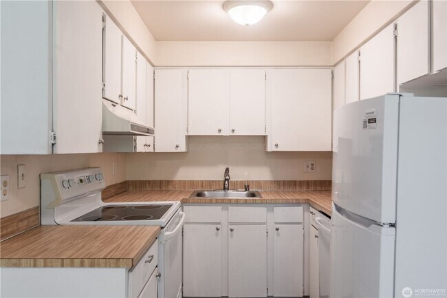 Building Photo - 230 SW Clark St