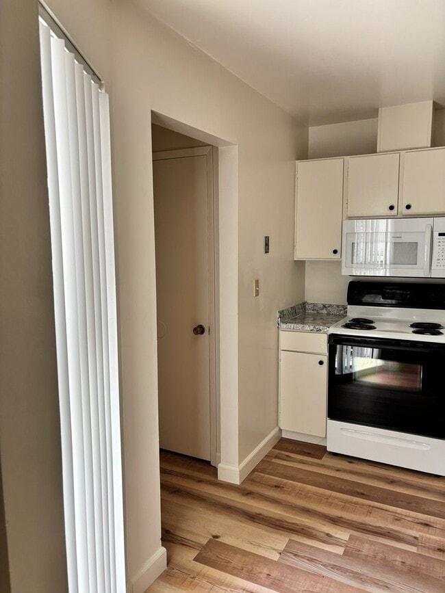 Building Photo - AVAILABLE IMMEDIATELY - LARGE 3 BED/2 BATH...