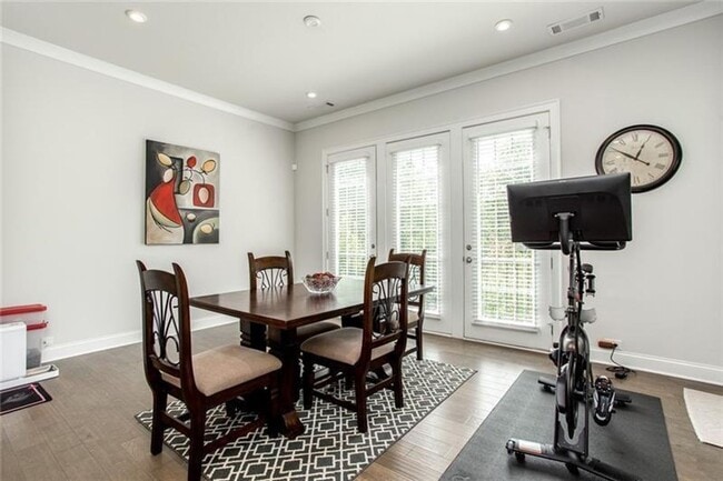 Building Photo - Large 3 Bedroom Luxury Townhome on Silver ...