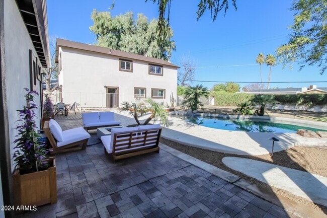 Building Photo - 4028 E Lewis Ave