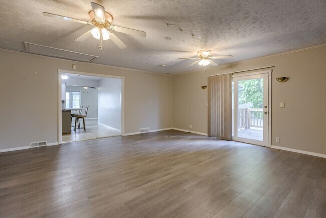 Building Photo - Must See Updated Bellevue Home!!