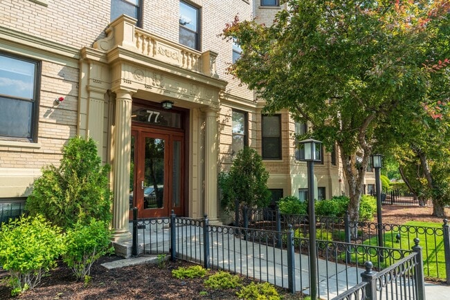 Building Photo - 77-81 Park Dr