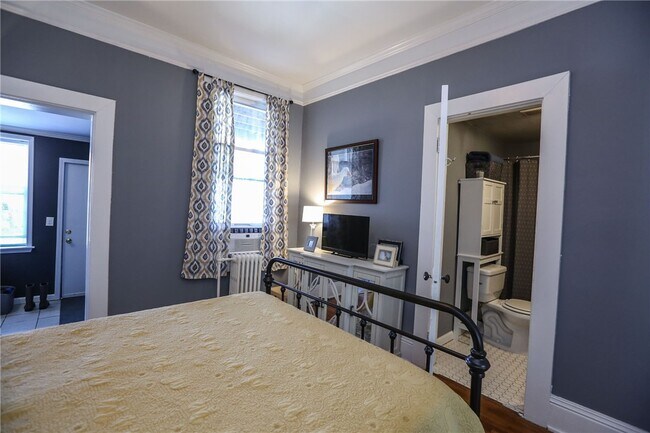 Building Photo - 872 University Ave