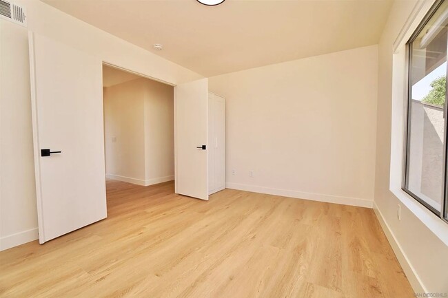 Building Photo - Plaza Otonal - MOVE-IN SPECIAL!! 1/2 Off 1...