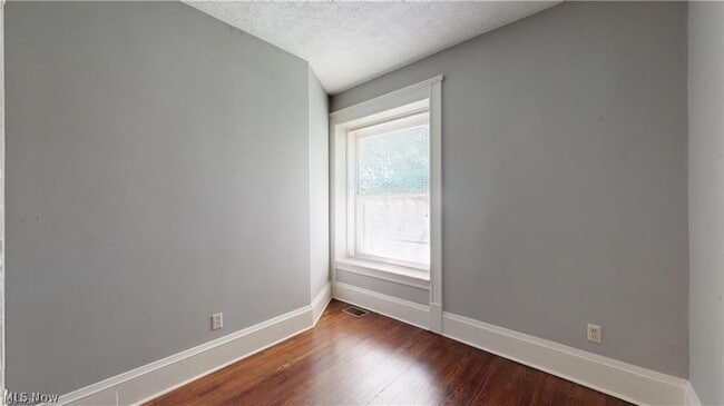 Building Photo - 31 E Case Dr