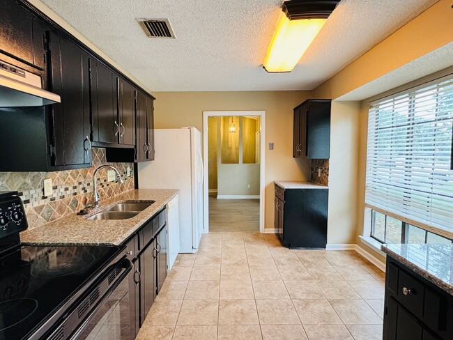 Building Photo - 3- Bedroom Gem !!