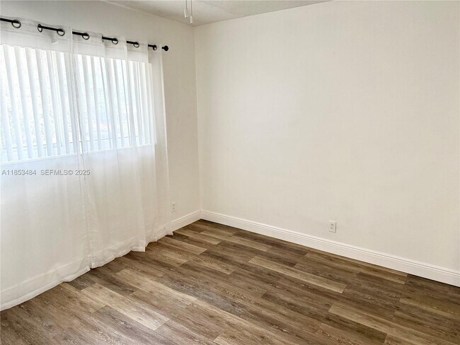 Building Photo - 1000 SE 15th St