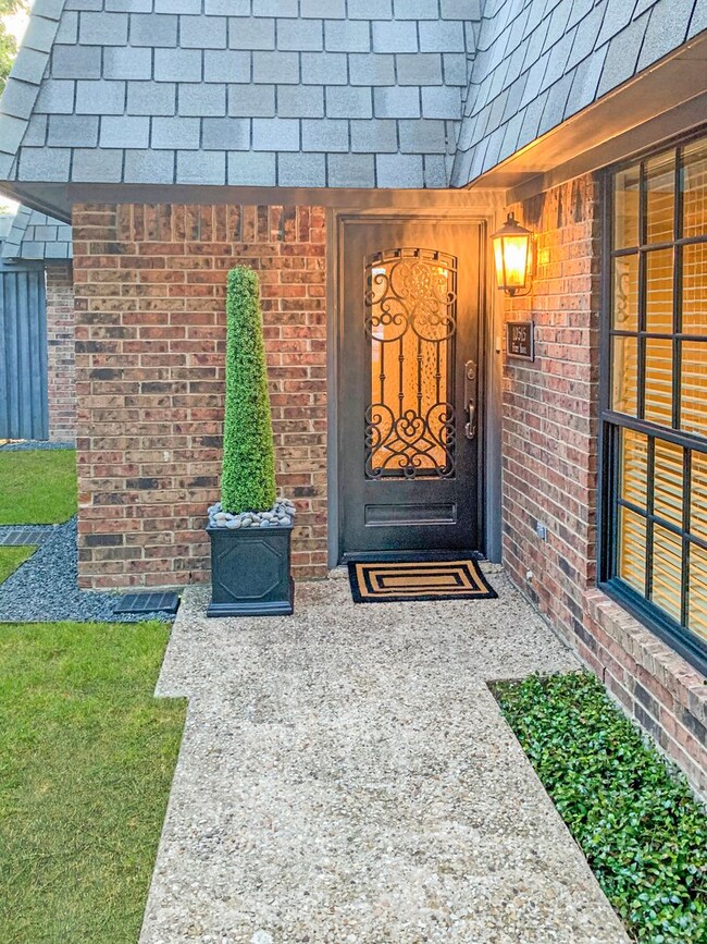 Building Photo - Charming Custom Duplex in Prestigious Pres...