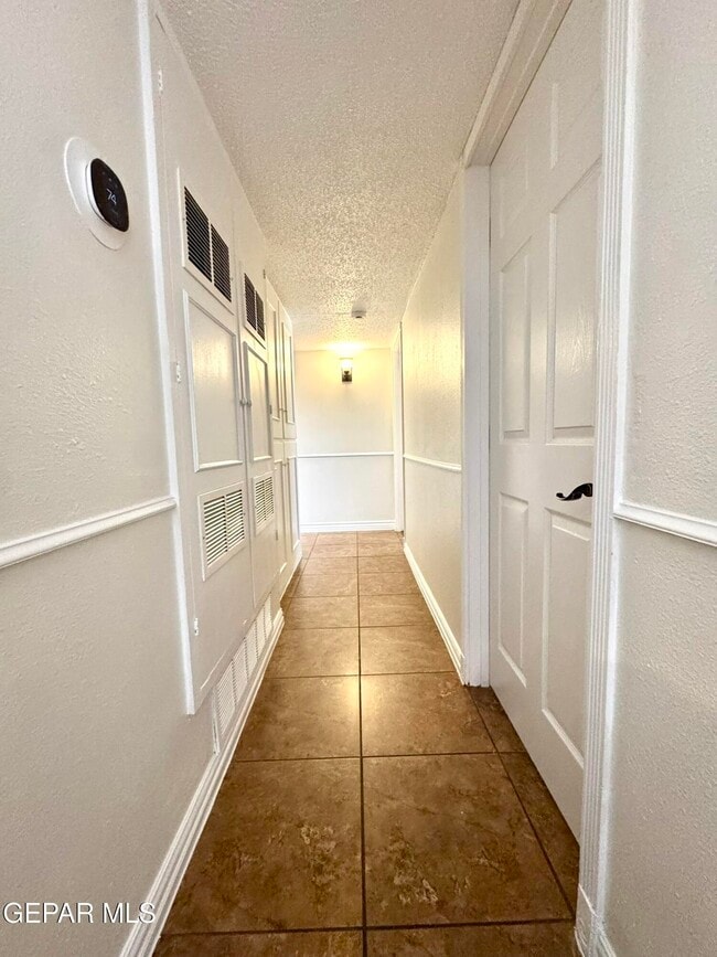 Building Photo - 10288 Lakeview Dr