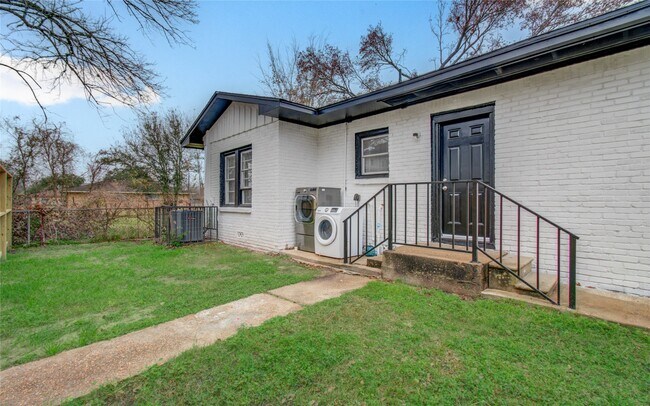 Building Photo - 3824 Topping St