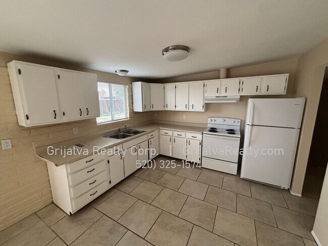 Building Photo - Spacious 4 Bedroom House for Rent  (Irvington/Kolb)