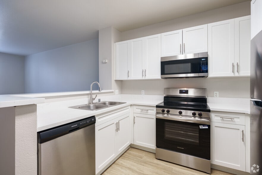 Residence 7 2BR, 1BA - 707SF - Kitchen - K Street Flats