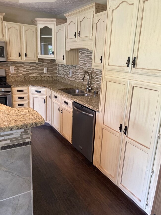 Building Photo - 564 Sunningdale Way