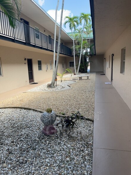 Building Photo - 3907 Del Prado Blvd S