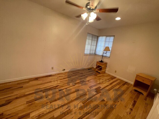 Building Photo - Bright Adorable Home in Incline! Dog Friendly