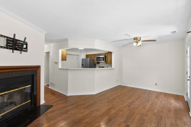 Building Photo - Spacious 1,440 SF Central West End Home with Garage Parking, Pool Access & Close to BJC/WashU