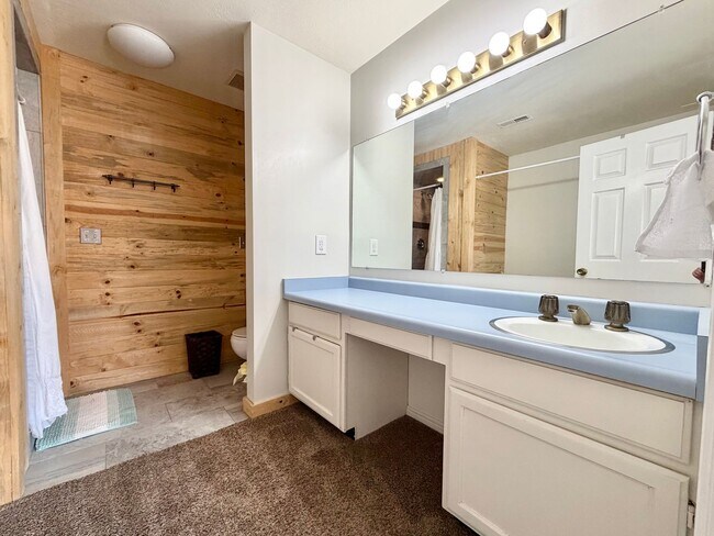 Building Photo - 8758 Oak Park Cir