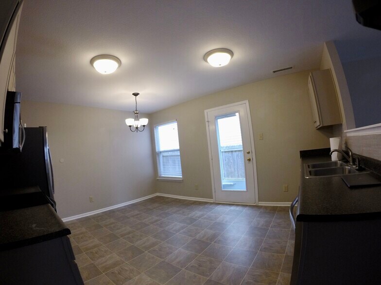 Kitchen - 10223 Cumberland Pointe blvd