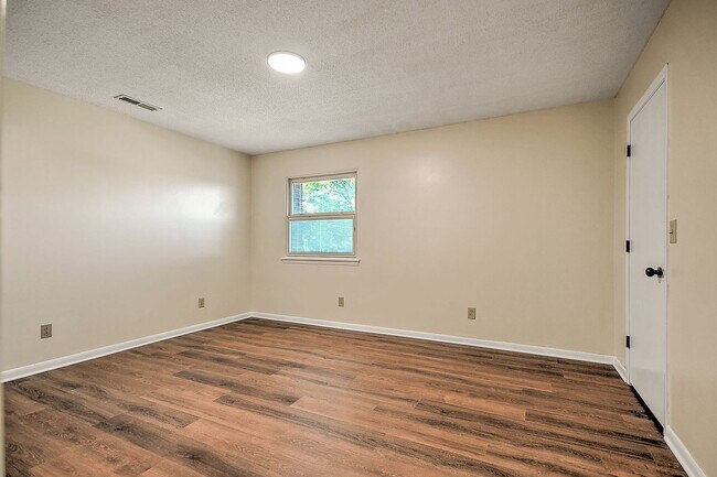 Building Photo - 501 Manor Dr
