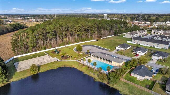 Building Photo - 3 Bed, 2. 5 Bath Like New Townhome in Richmond Hill