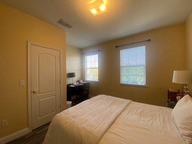 Building Photo - 1428 Redwood Dr