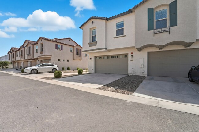 Building Photo - Like Brand New Luxurious Modern 3 Bedroom 2 Bath Townhome in Warner Meadow – Rare Rental Opportun...