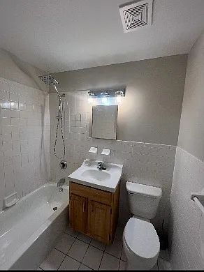 Building Photo - "Chic 1-BR Gem in Prime Brooklyn Location – Your Urban Retreat Awaits!"