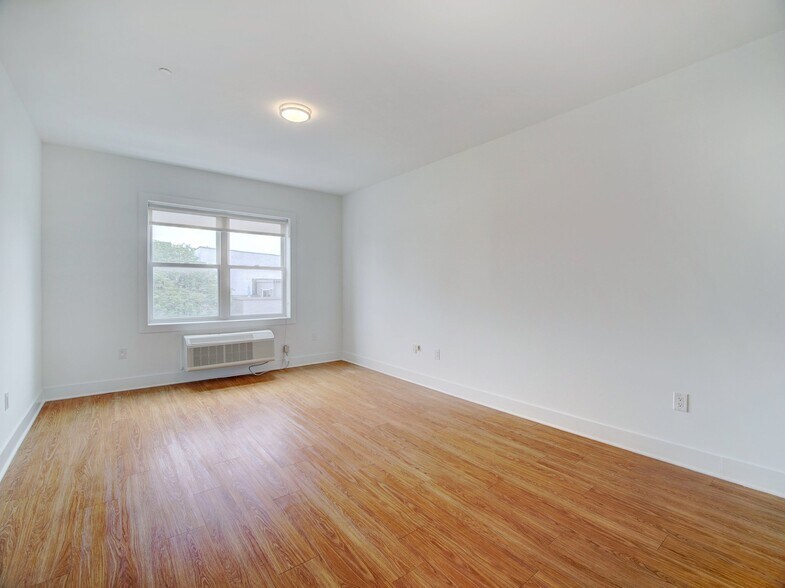 Building Photo - 429 Bergen Ave