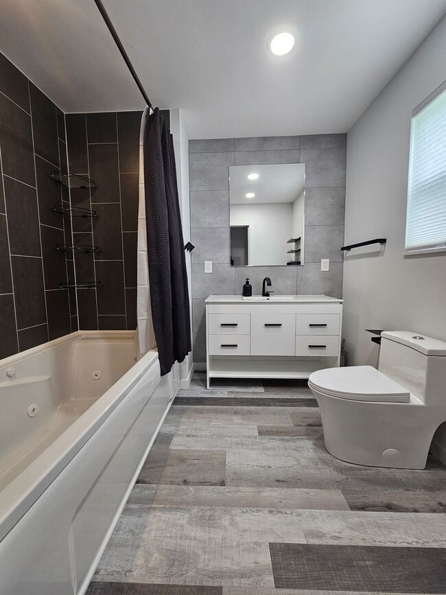 Building Photo - Newly Remodeled Home