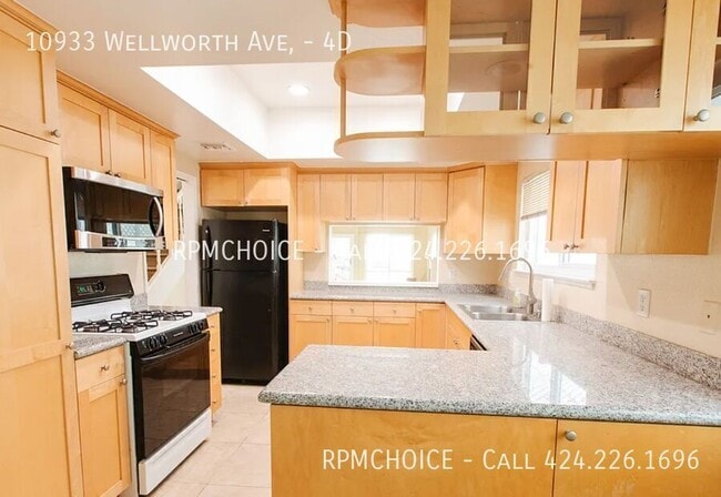 Building Photo - 10933 Wellworth Ave