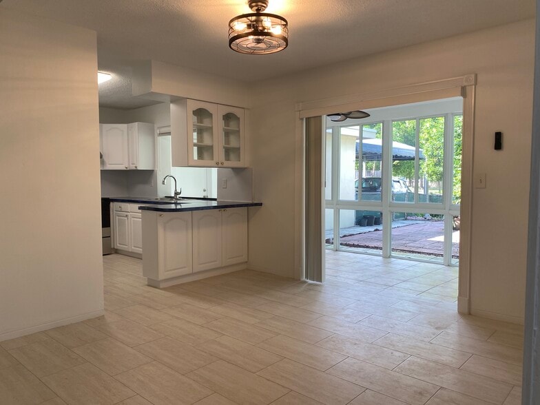 Eat-in Kitchen Nook - 4117 Van Buren St
